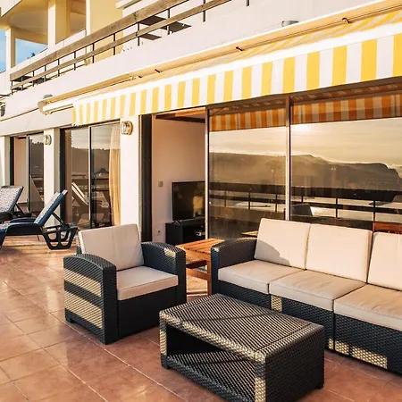 With A Stunning View Over Daire Sesimbra