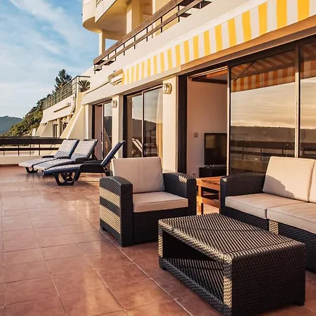 With A Stunning View Over Daire Sesimbra