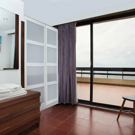 With A Stunning View Over Daire Sesimbra