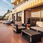 With A Stunning View Over Apartment Sesimbra